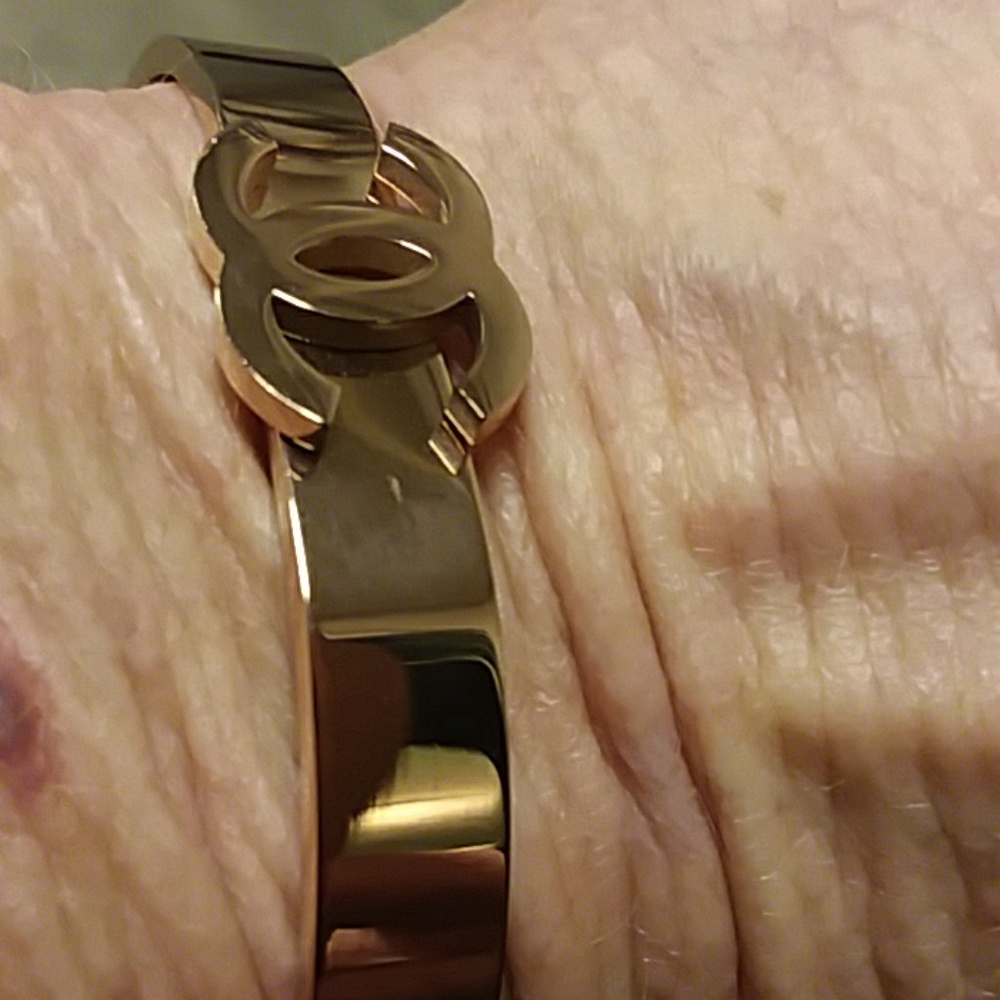 Channel braclete